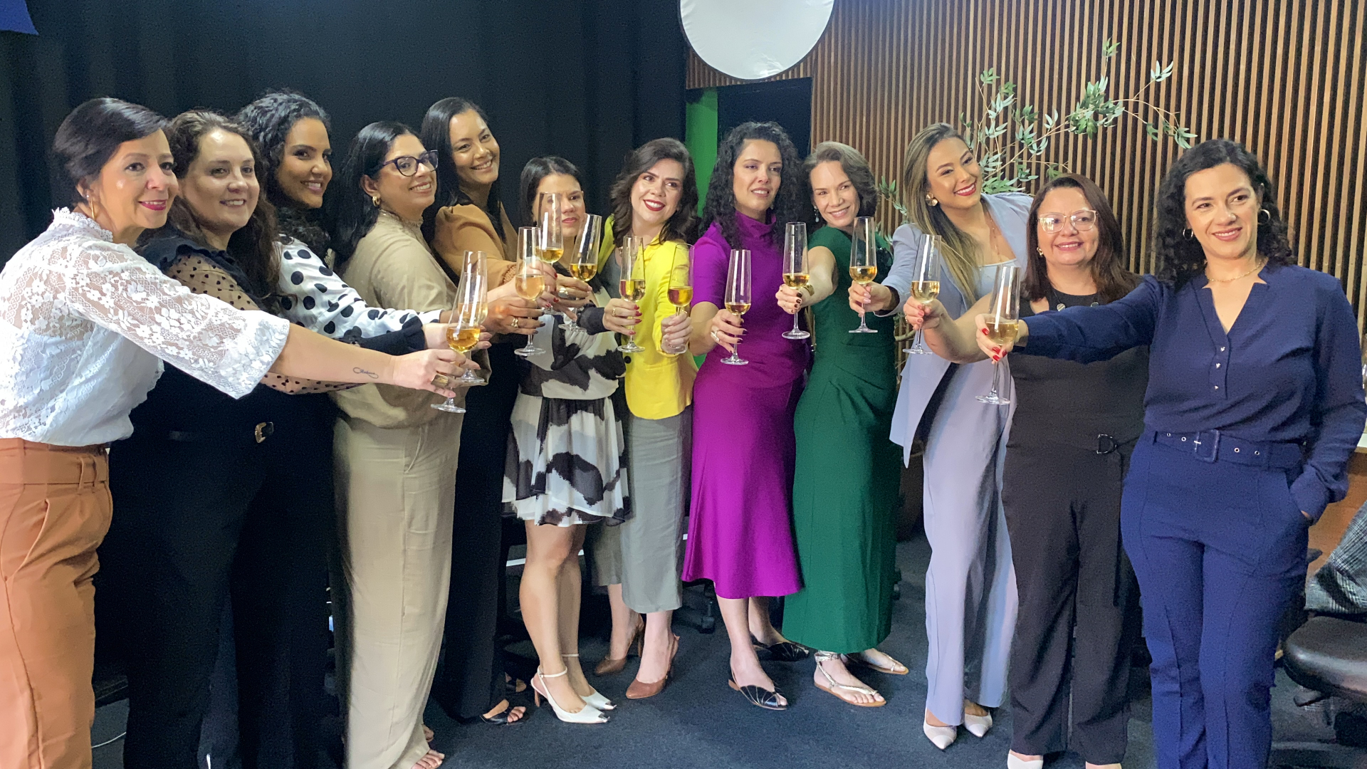 Turma da Formação em Psicologia Financeira reunida em brinde de celebração